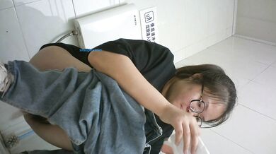 快餐店女厕全景偷拍几位美女食客和美女服务员 (2)